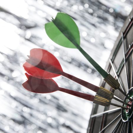 vue-du-jeu-de-flechettes-avec-des-points-de-fleche-bullseye